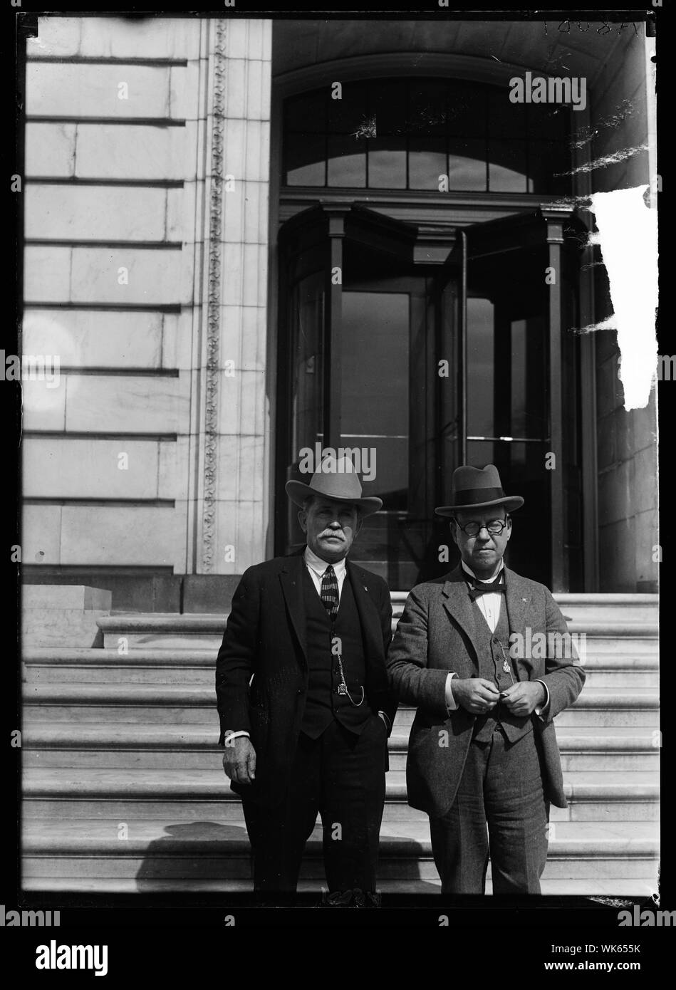 J. Frank Norfleet, Vice Sheriff, di Hale Center, Texas, sinistra e W.H. Mercer, Secy. al senatore Mayfield Foto Stock