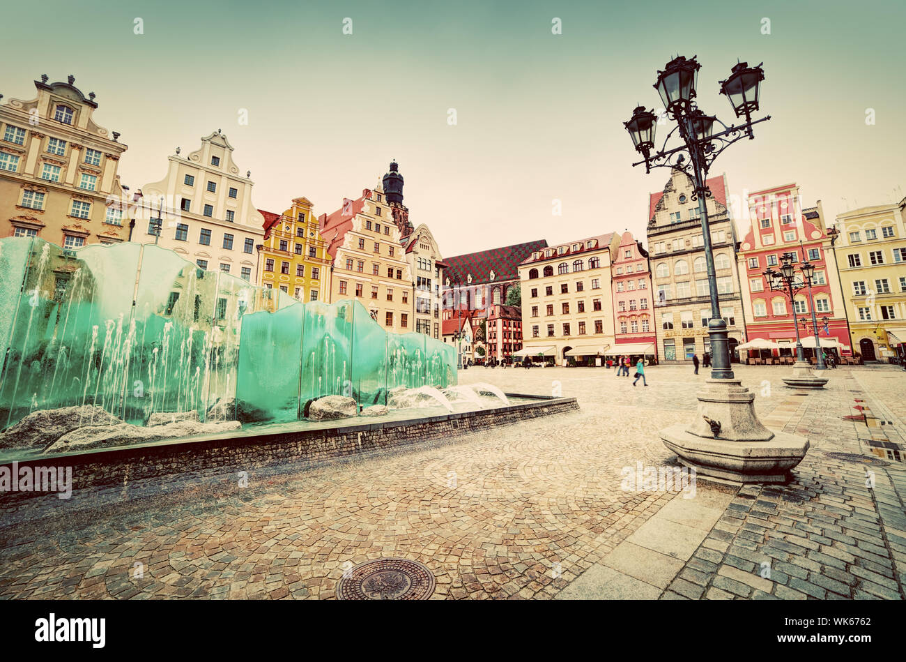 Wroclaw, Polonia. La piazza del mercato con la famosa fontana e colorati edifici storici. Vintage, retro Foto Stock