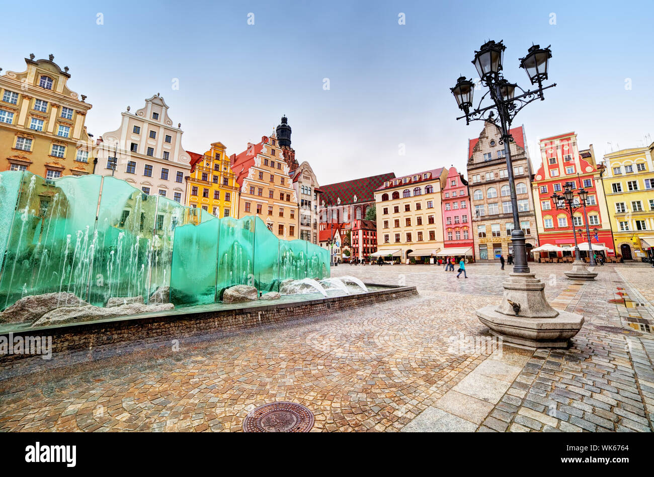 Wroclaw, Polonia. La piazza del mercato con la famosa fontana e colorati edifici storici. Regione della Slesia. Foto Stock