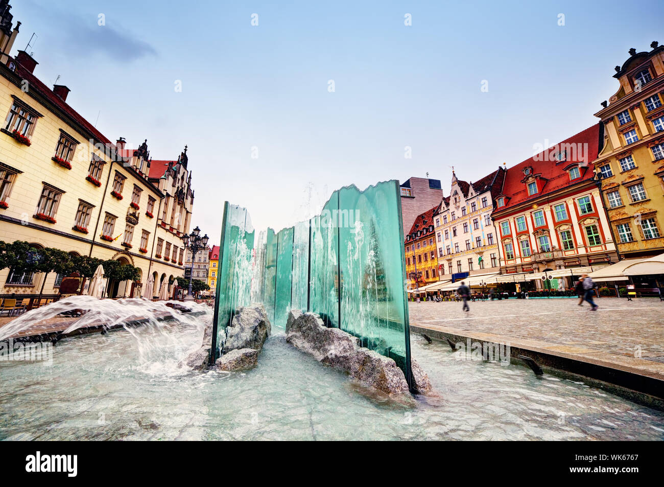 Wroclaw, Polonia. La piazza del mercato con la famosa fontana e colorati edifici storici. Regione della Slesia. Foto Stock