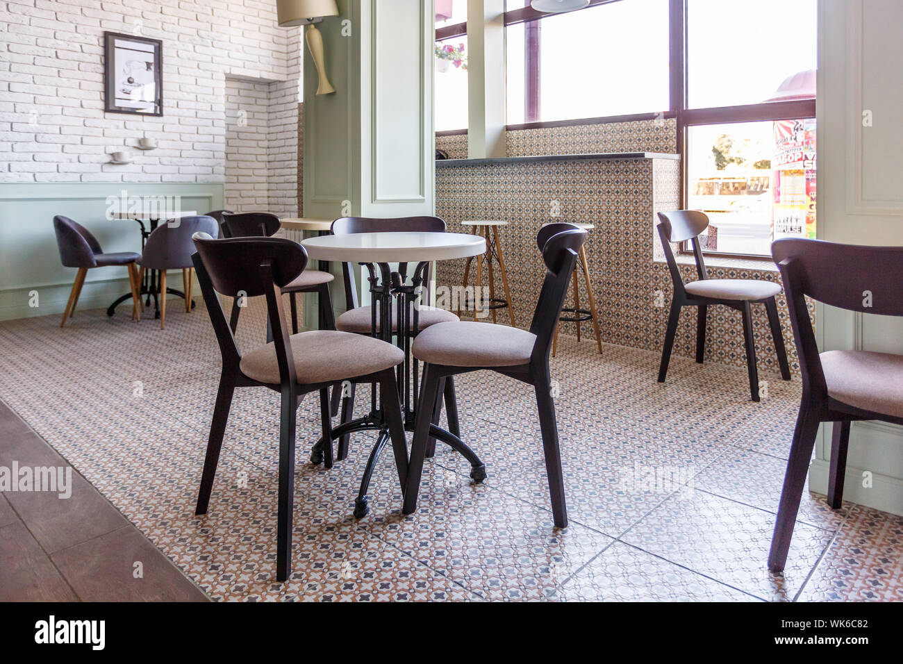 GRODNO, Bielorussia - Settembre 2019: eco in legno tavoli e sedie in una gioventù cafe con colonne Foto Stock
