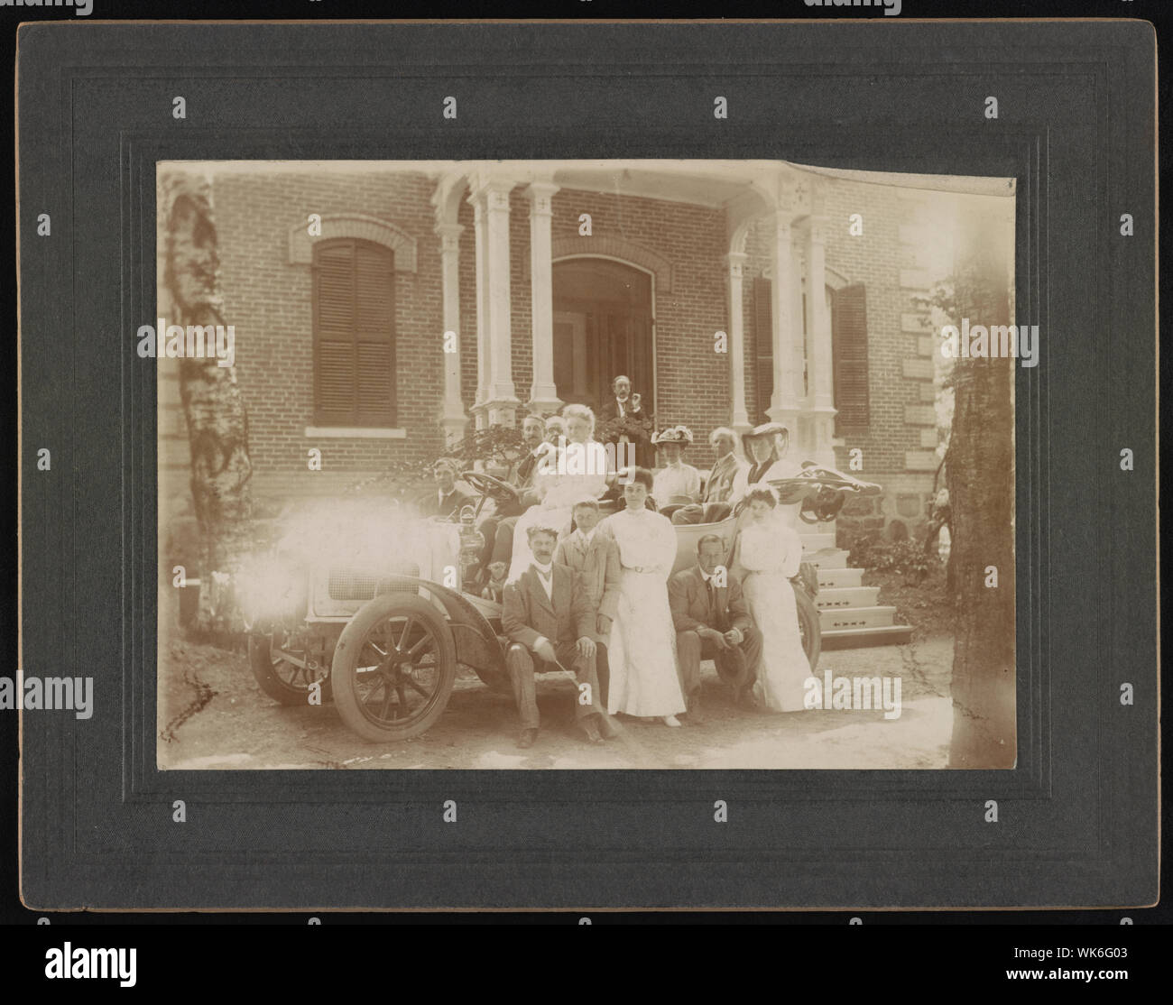 Joseph Edward Willard & Belle Layton Wyatt Willard in bianco Stearns con Sir Wilfrid & Lady Laurier stare con loro in Canada Sir W. & L. Laurier in J.E.W. della vecchia white Stearns. Laurier Primo Ministro del Canada al momento. Probabilmente circa 1906. Foto Stock