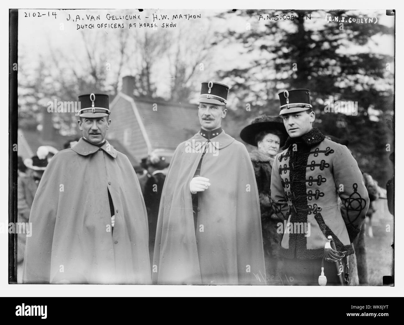 J.A. van Gellicunx, H.W. Mathon, olandese ufficiali a Horse Show. A.N.S. Coblyn Foto Stock