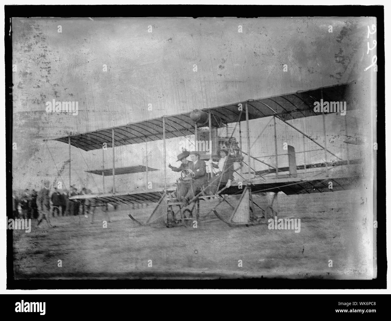 JANNUS, Anthony. Voli E PROVE DI REX SMITH piano volato da JANNUS. MISS LAURA MERRIAM IN PIANO CON JANNUS Foto Stock