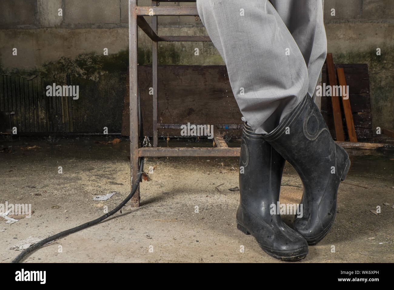 Uomo con stivali di gomma immagini e fotografie stock ad alta risoluzione -  Alamy