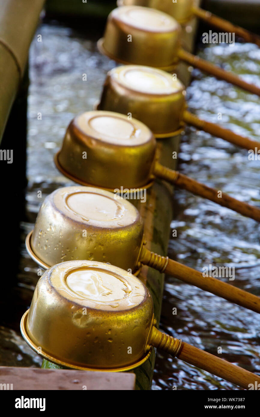 Descrizione giapponese sorgente di acqua e la siviera per la purificazione delle mani Foto Stock