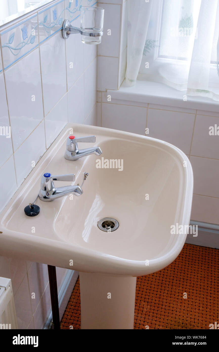 Il vecchio stile lavandino del bagno Foto Stock