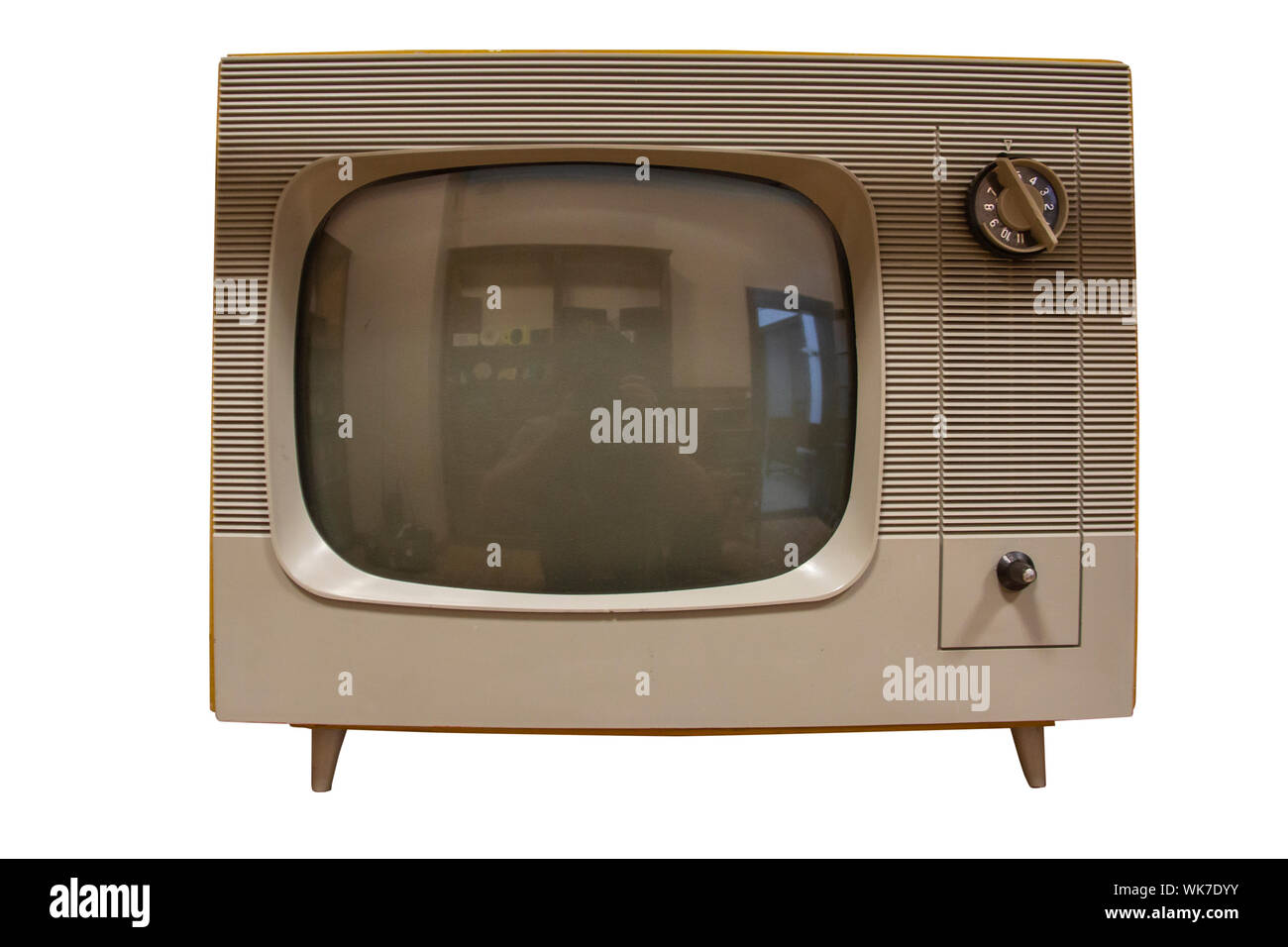 Televisione Vintage vecchia Tv isolato su sfondo bianco. Vecchia Televisione Chiudi. Vecchio Grungy Vintage Tv tecnologia retrò. Foto Stock
