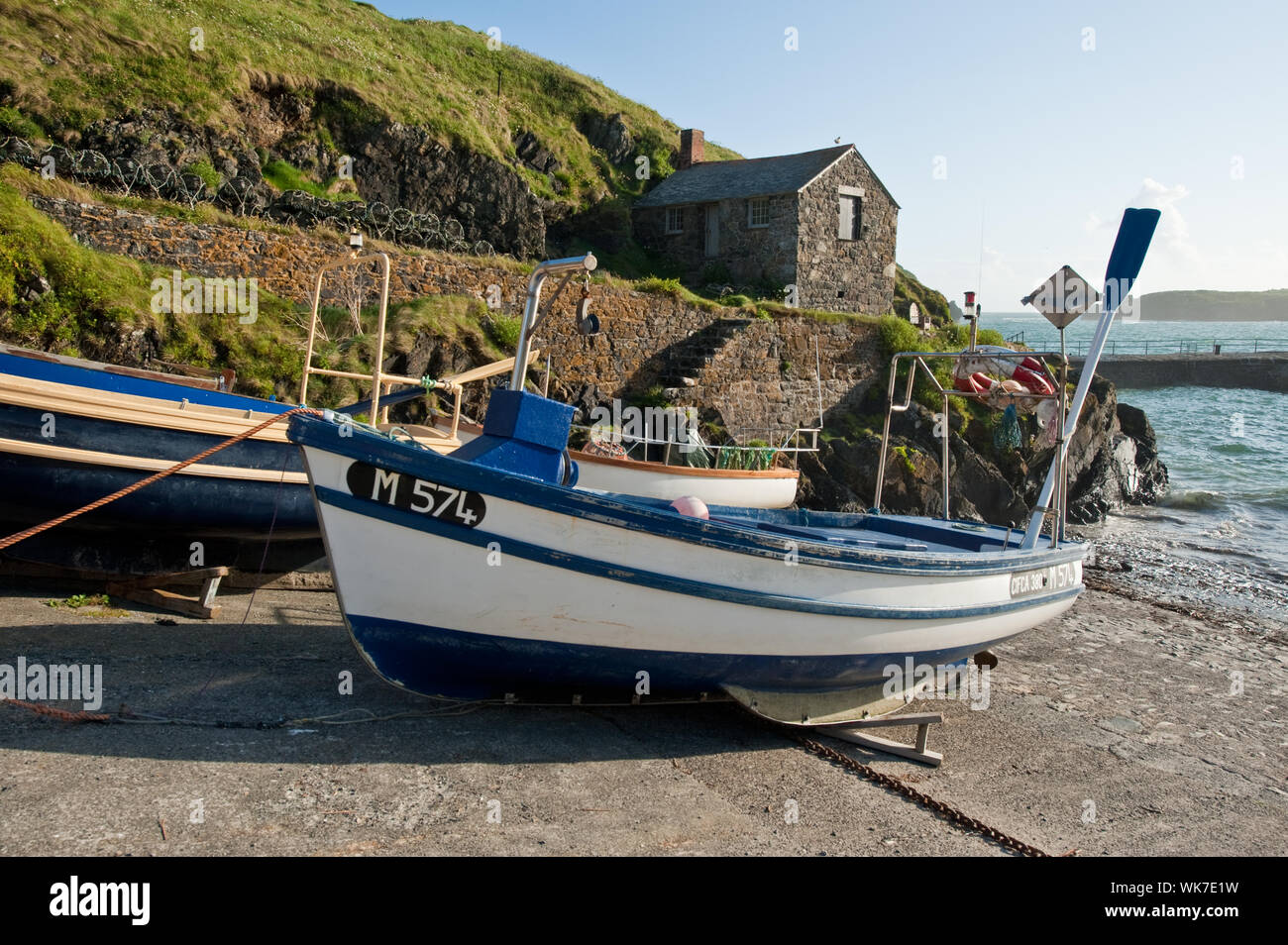 Barche da pesca in Mullion Cove Harbour. La penisola di Lizard, Cornwall, Regno Unito Foto Stock