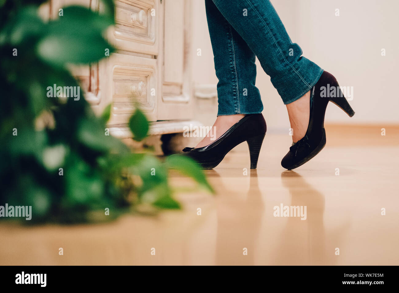 Sezione bassa della donna in jeans e alta scarpe con tacco Foto stock -  Alamy