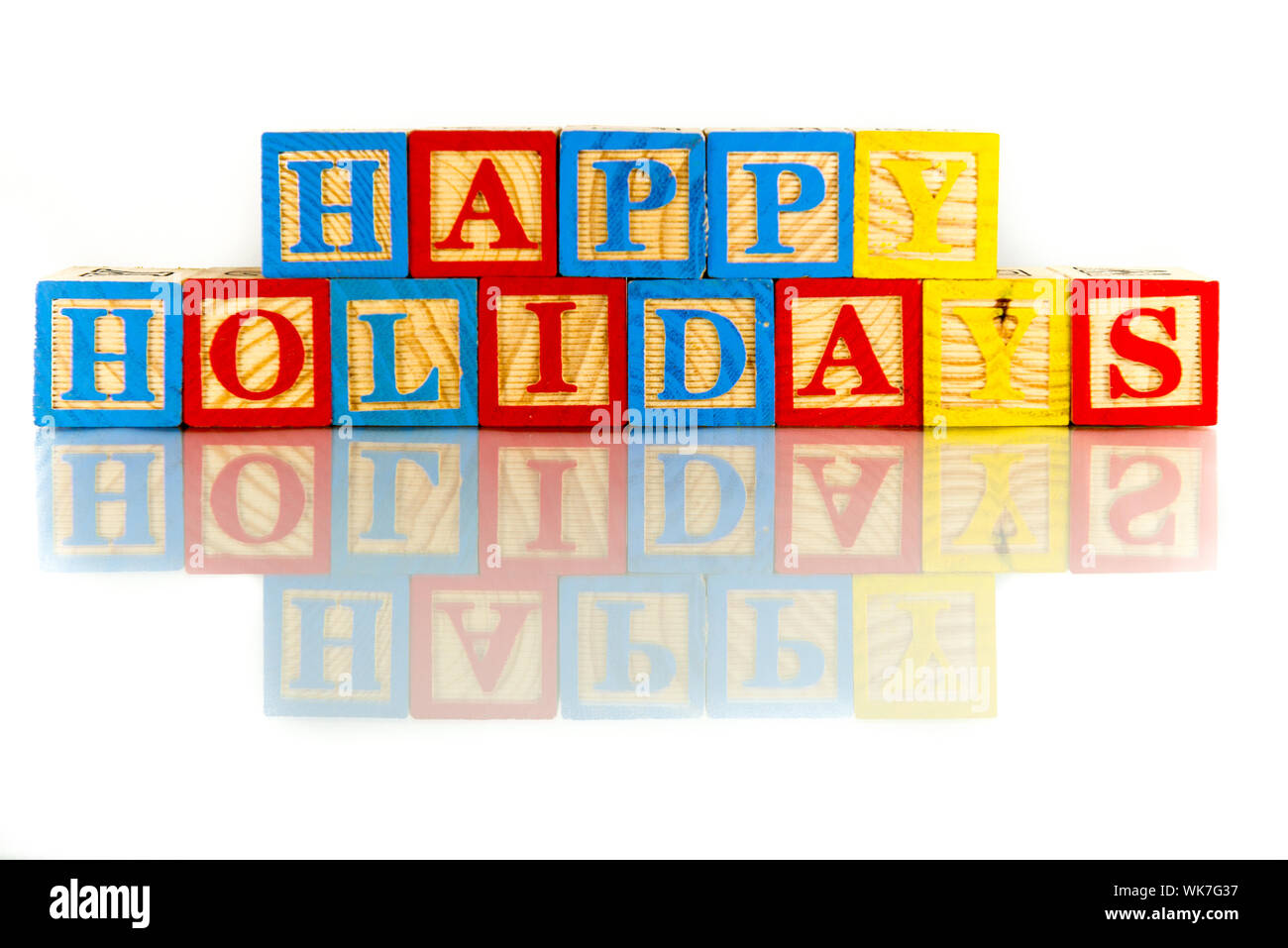 Coloratissima Happy Holidays blocchi giocattolo testo contro uno sfondo bianco Foto Stock