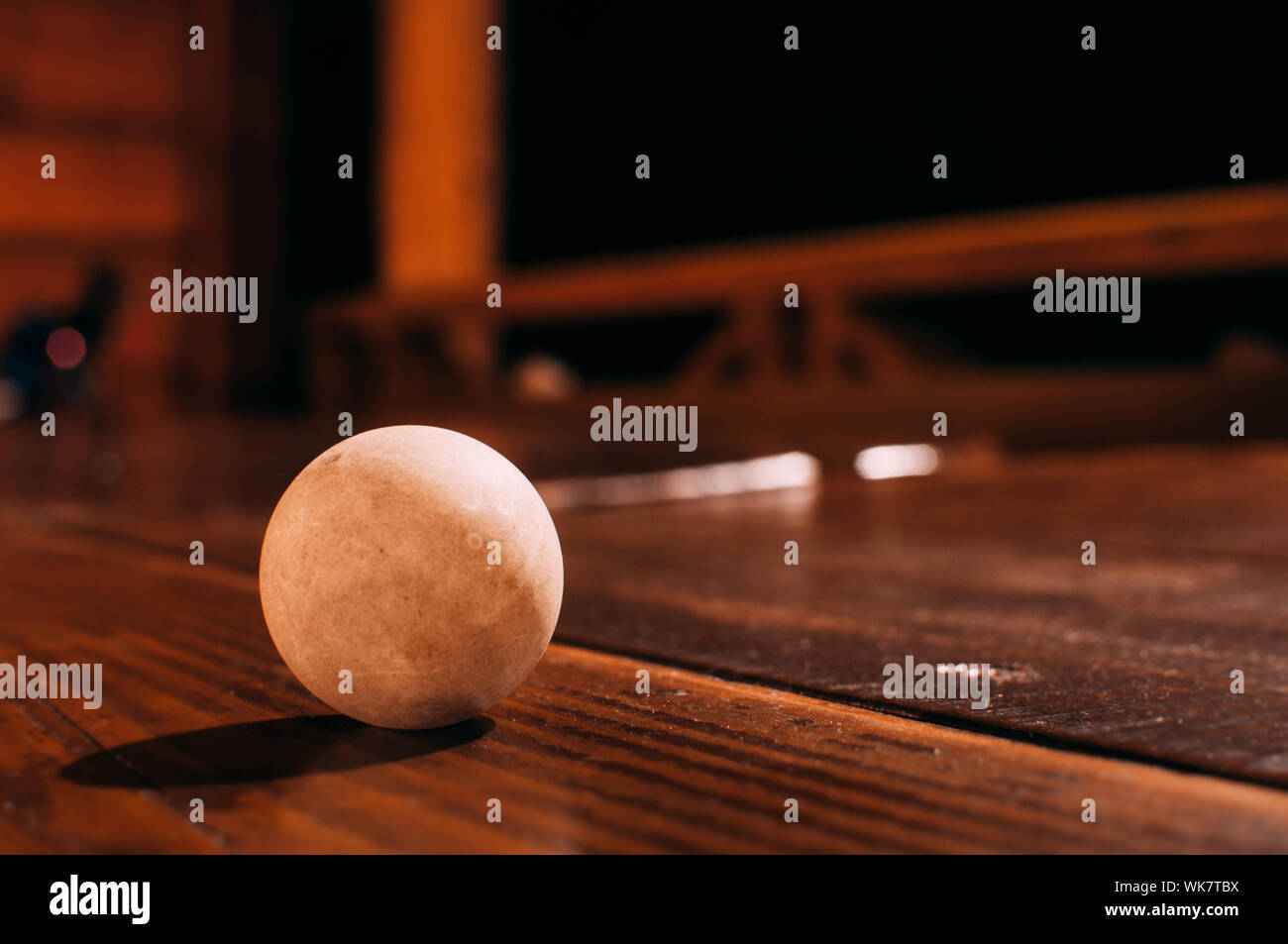 Close-up di ping pong palla sul tavolo di legno di notte Foto Stock