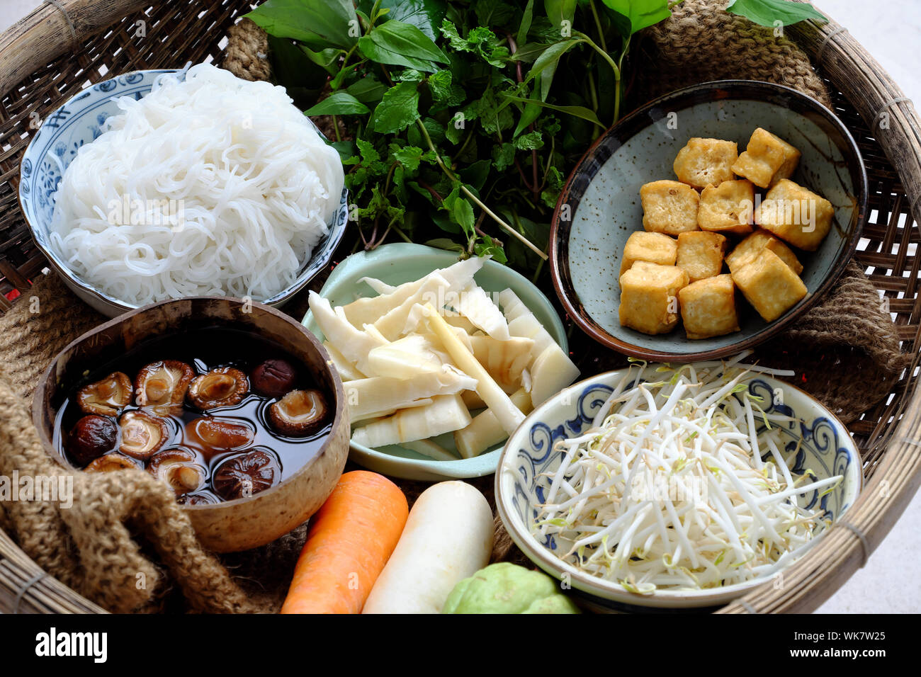 Materie prime il vietnamita cibo vegetariano, bun mang o bambù tagliatelle con tofu, fungo, laksa foglie, erbe, un piatto semplice ma deliziosa Foto Stock