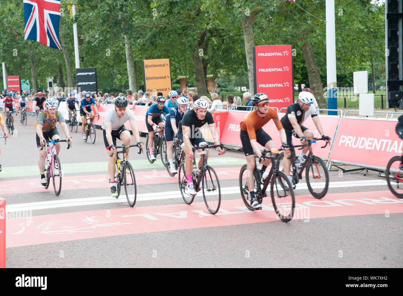 I ciclisti cross traguardo sul Mall dopo aver completato RideLondon- Surrey 100, 46, o 19 o l'andatura classica. a Londra. 04.08.19 con: RideLondon ciclisti dove: Londra, Regno Unito quando: 04 Ago 2019 Credit: WENN.com Foto Stock