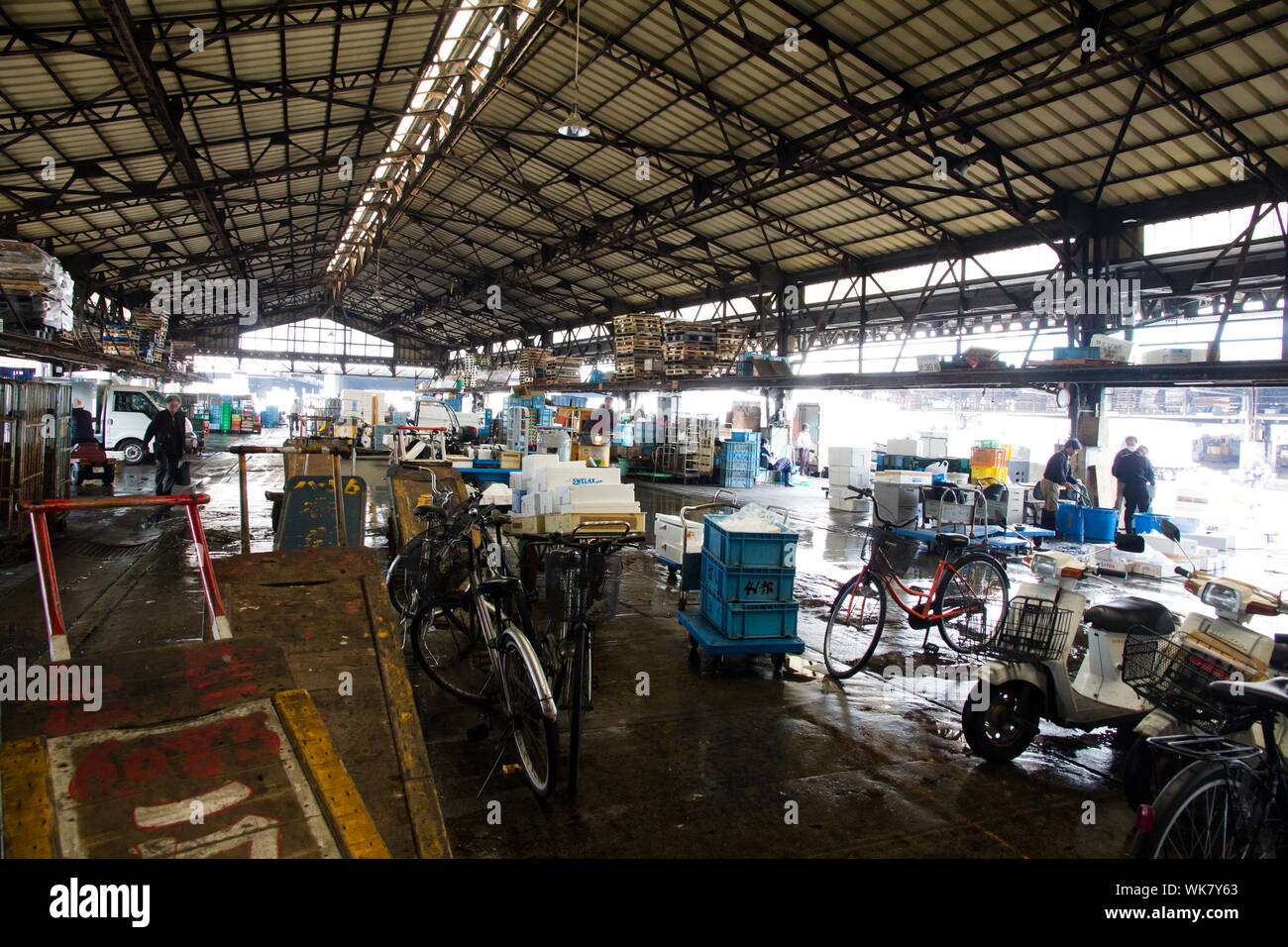 Mercato Tsukiji,Tsukiji market è un mercato di ampie dimensioni per il pesce, la frutta e la verdura nel centro di Tokyo, Giappone. Foto Stock