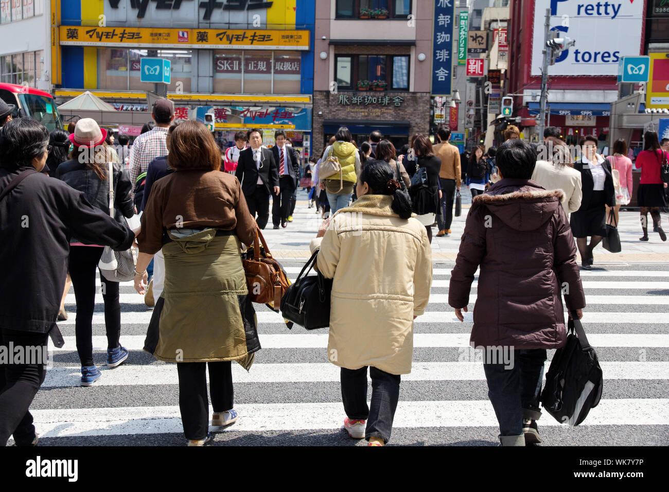 I pedoni attraversano in Shibuya Crossing Foto Stock