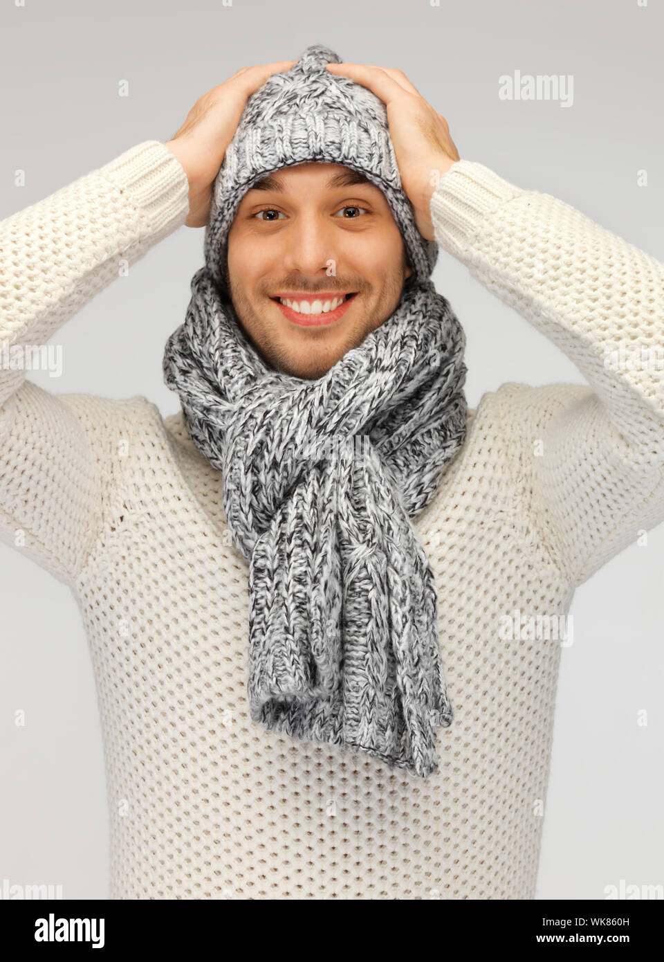 Immagine di uomo bello in un maglione pesante, cappello e sciarpa Foto  stock - Alamy