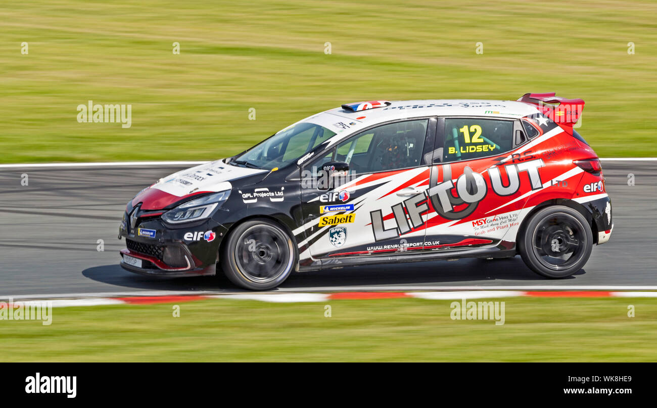 Renault Clio Cup pratica ad Oulton Park, Auto 12, Brett Lidsey, MRM Foto Stock