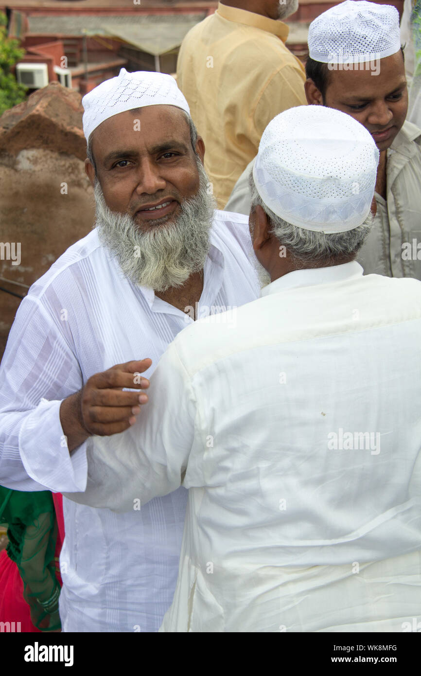 Uomini musulmani costeggiata a ciascun altro, Jama Masjid, la Vecchia Delhi, India Foto Stock