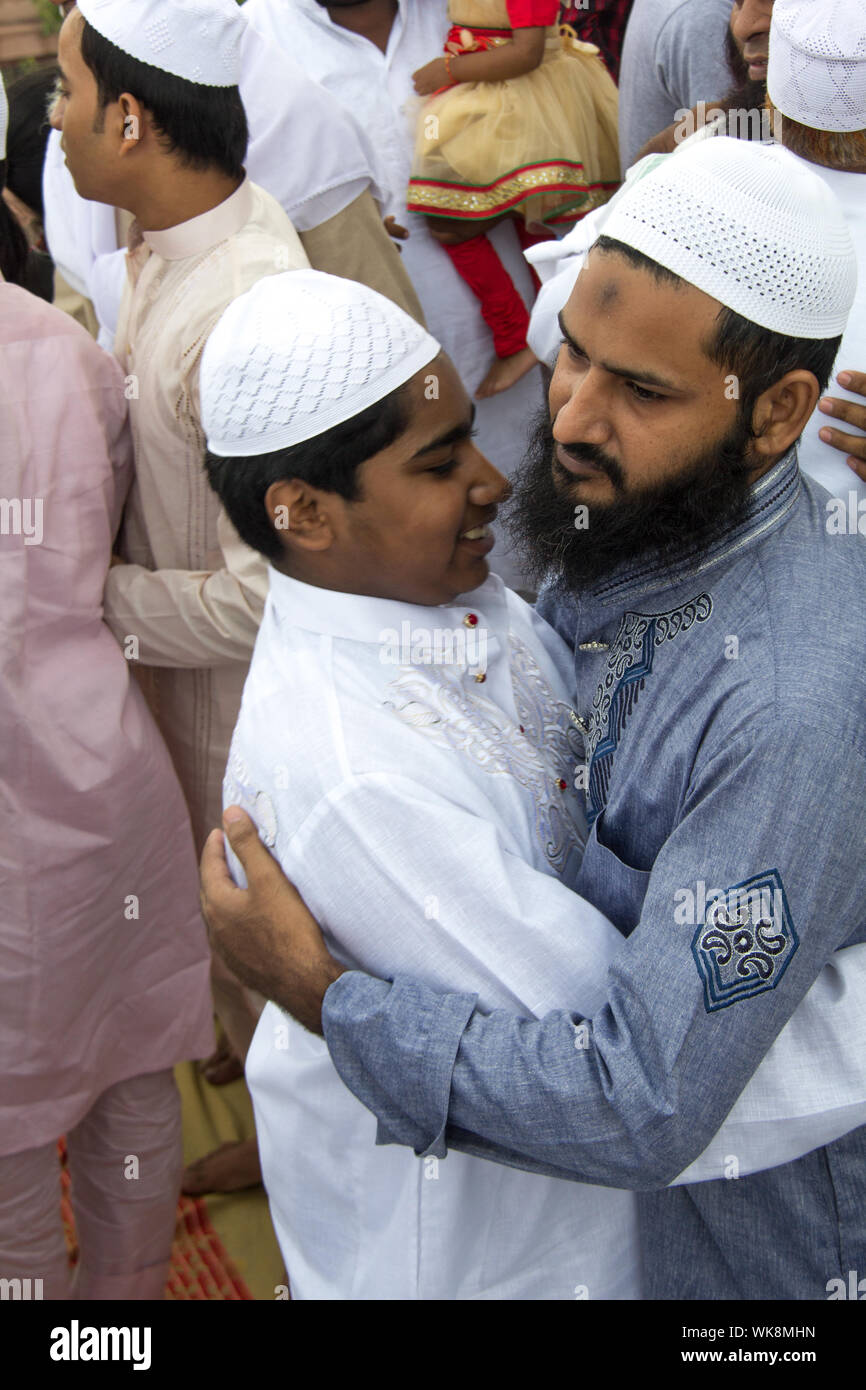 Uomini musulmani costeggiata a ciascun altro, Jama Masjid, la Vecchia Delhi, India Foto Stock