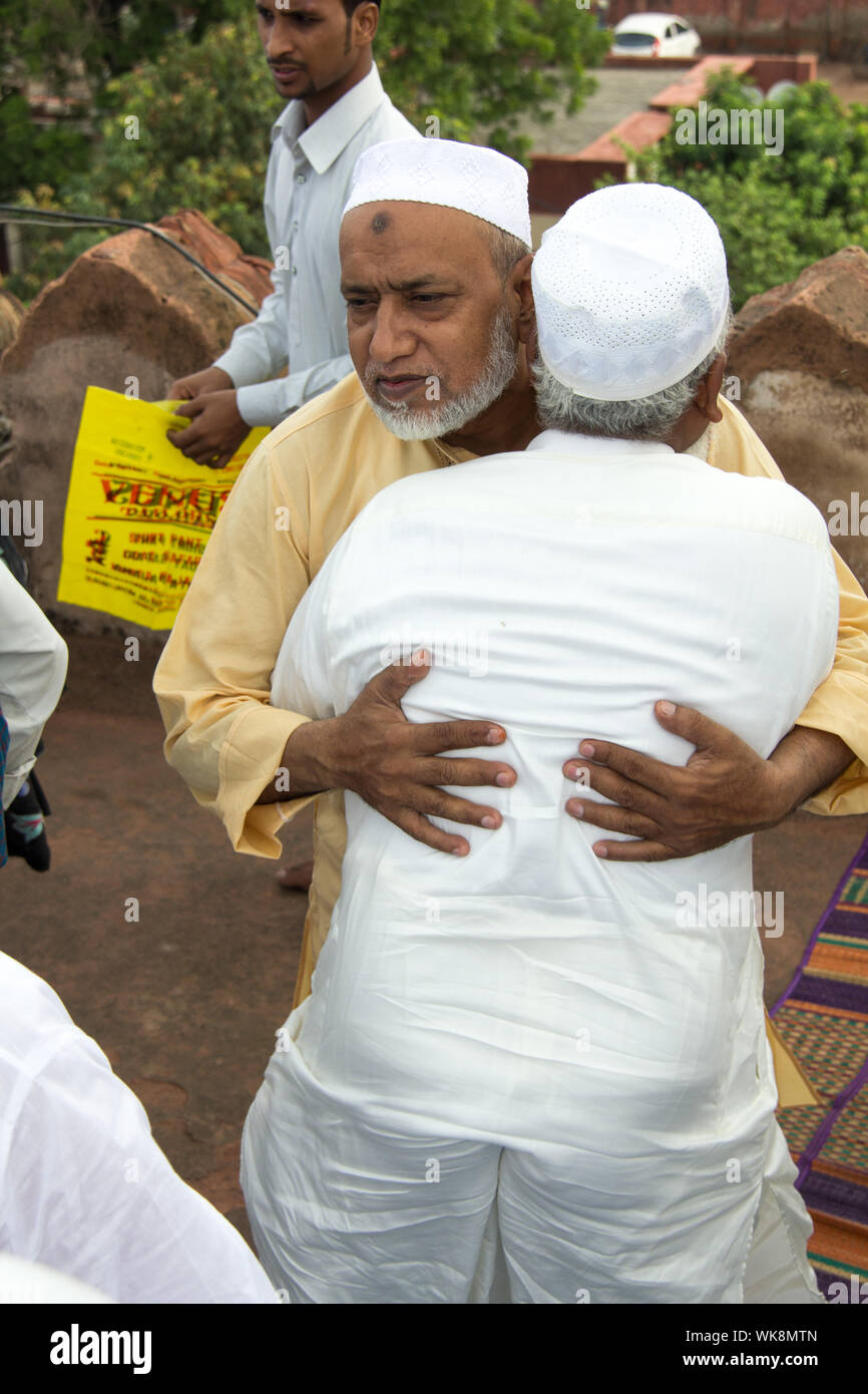 Uomini musulmani costeggiata a ciascun altro, Jama Masjid, la Vecchia Delhi, India Foto Stock