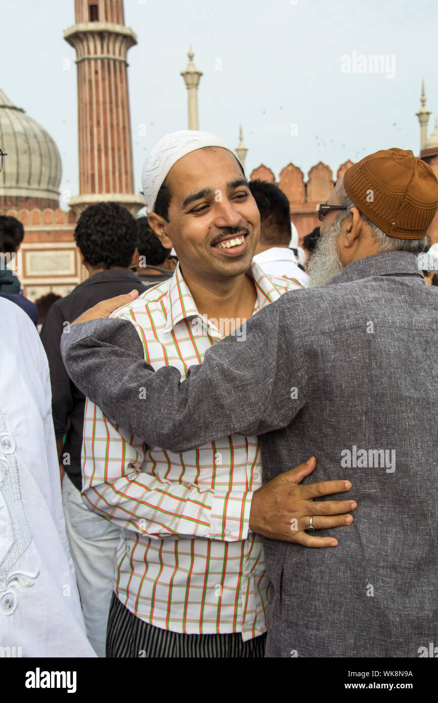 Uomini musulmani costeggiata a ciascun altro, Jama Masjid, la Vecchia Delhi, India Foto Stock