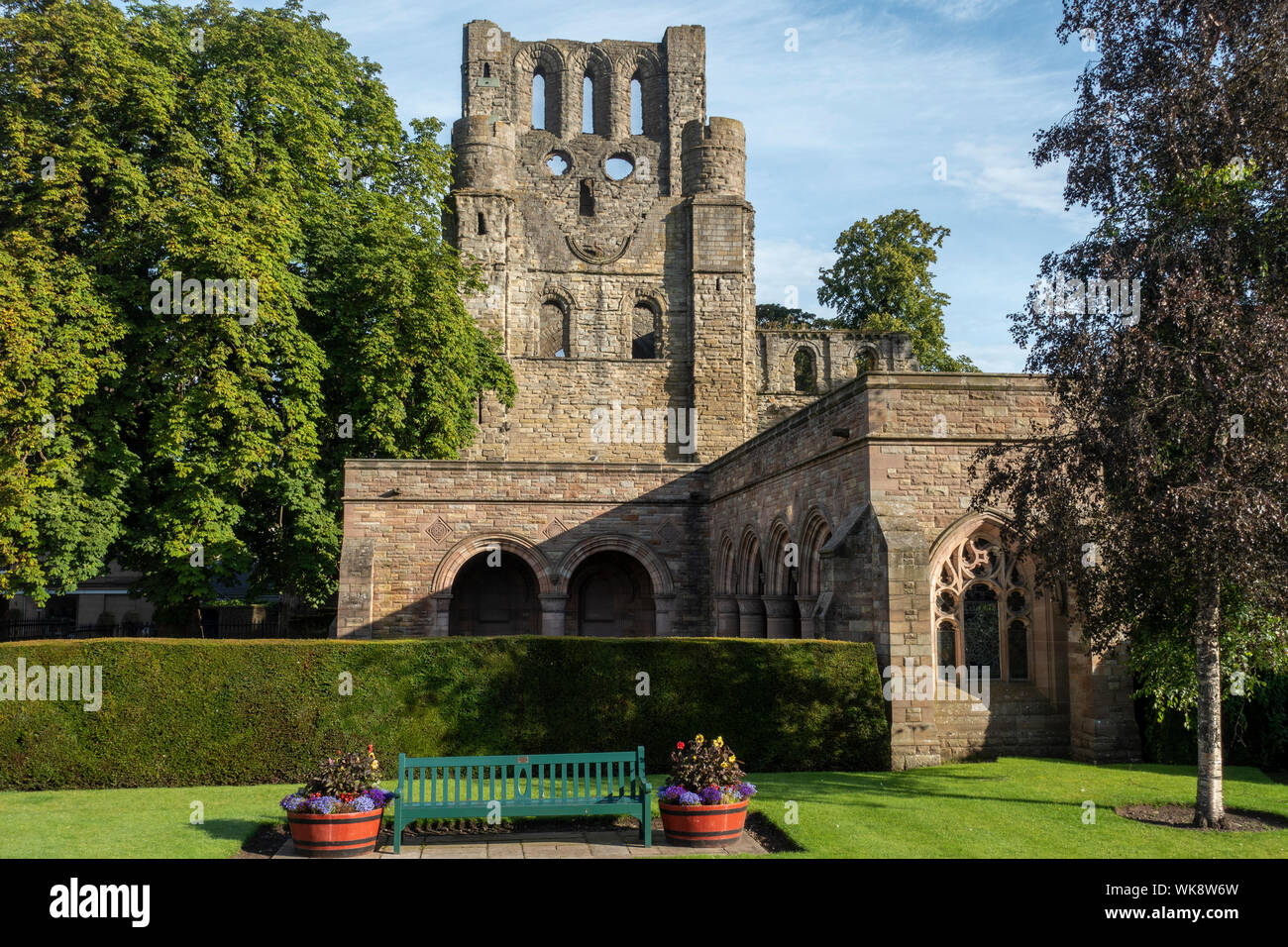 Rovine di Kelso Abbey visto dal War Memorial Gardens, a Kelso, Scottish Borders, Scotland, Regno Unito Foto Stock