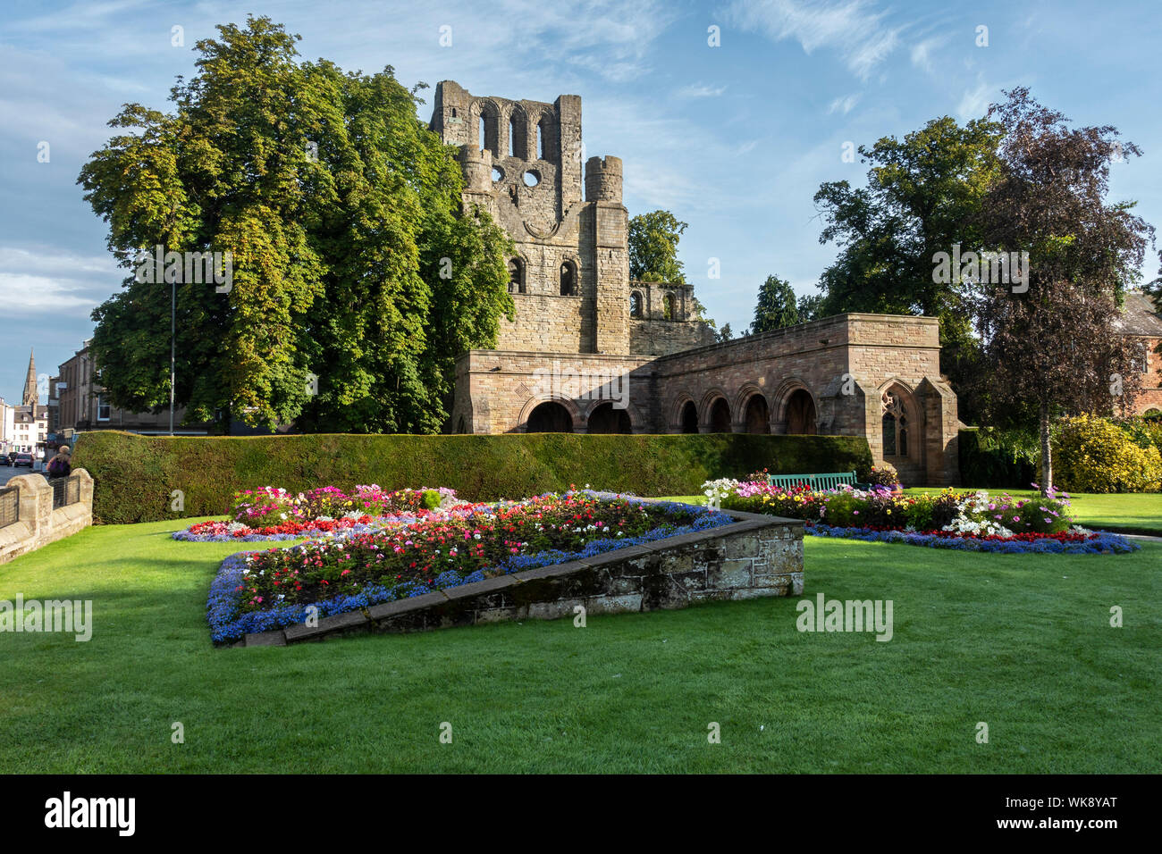 Rovine di Kelso Abbey visto dal War Memorial Gardens, a Kelso, Scottish Borders, Scotland, Regno Unito Foto Stock