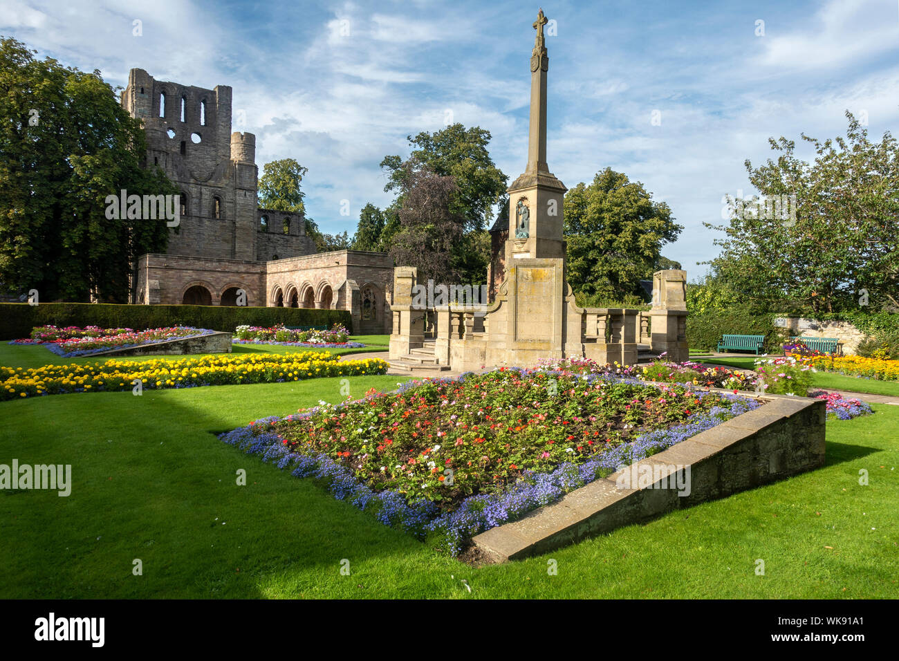 Rovine di Kelso Abbey visto dal War Memorial Gardens, a Kelso, Scottish Borders, Scotland, Regno Unito Foto Stock