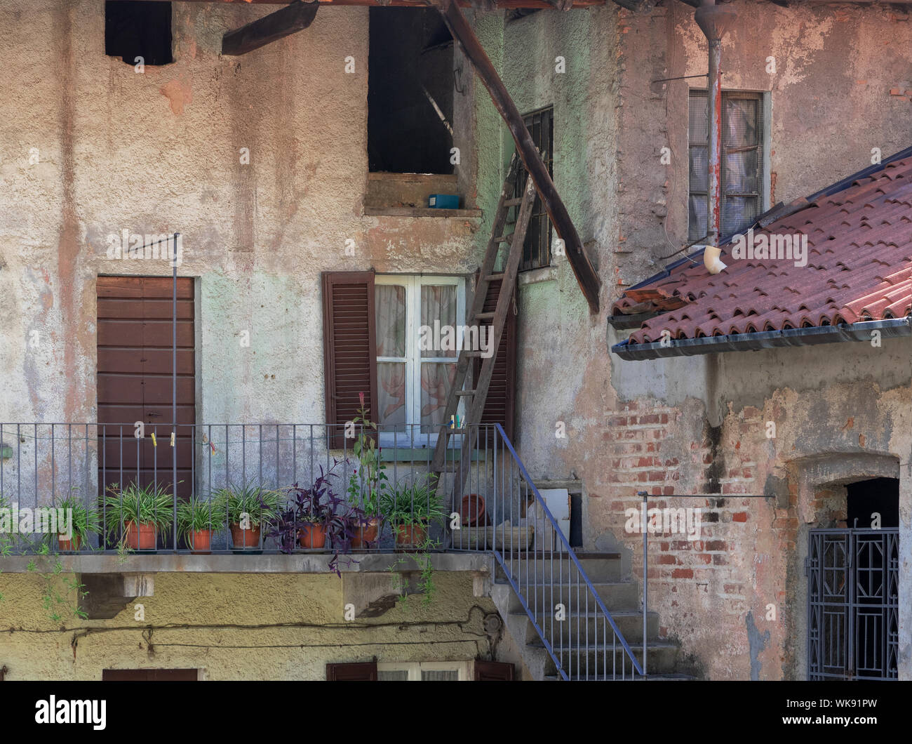 Casa di campagna con scale esterne e il fienile Foto Stock