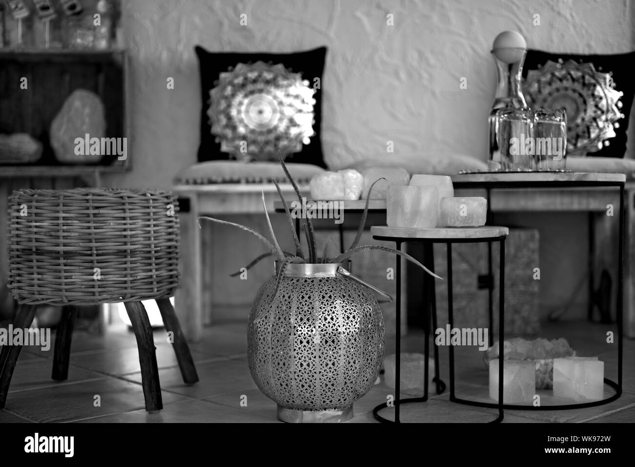 Interno di un negozio con sedia tavolo lampade di sale e acqua in bottiglia Foto Stock