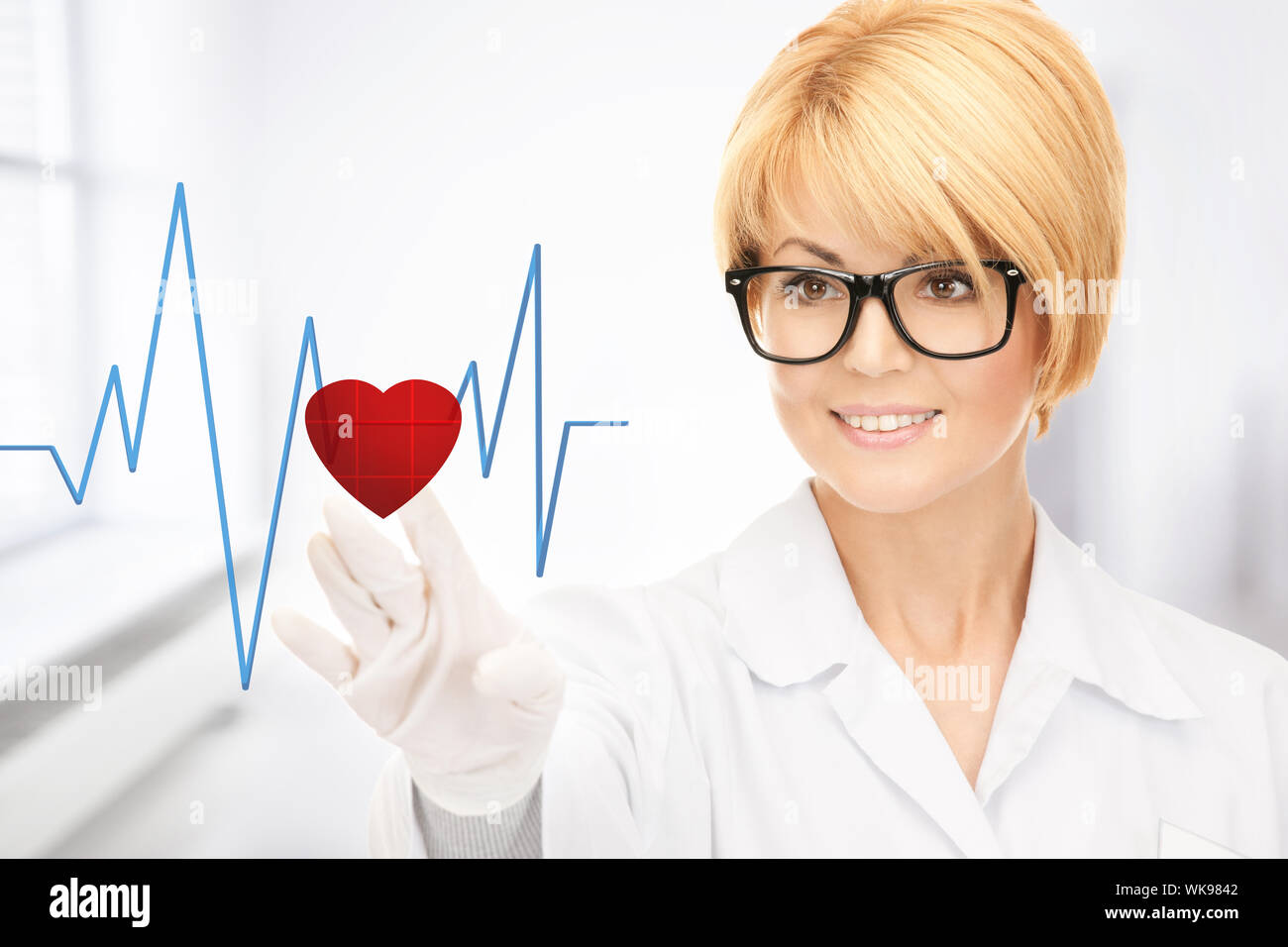Medico premendo il tasto virtuale con lo schema di cuore Foto Stock