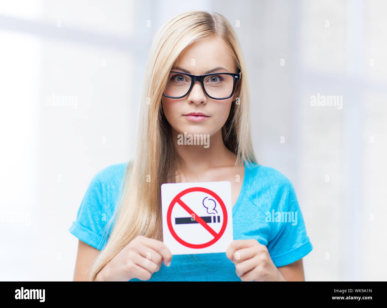 Immagine di donna con fumatori segno di restrizione Foto Stock
