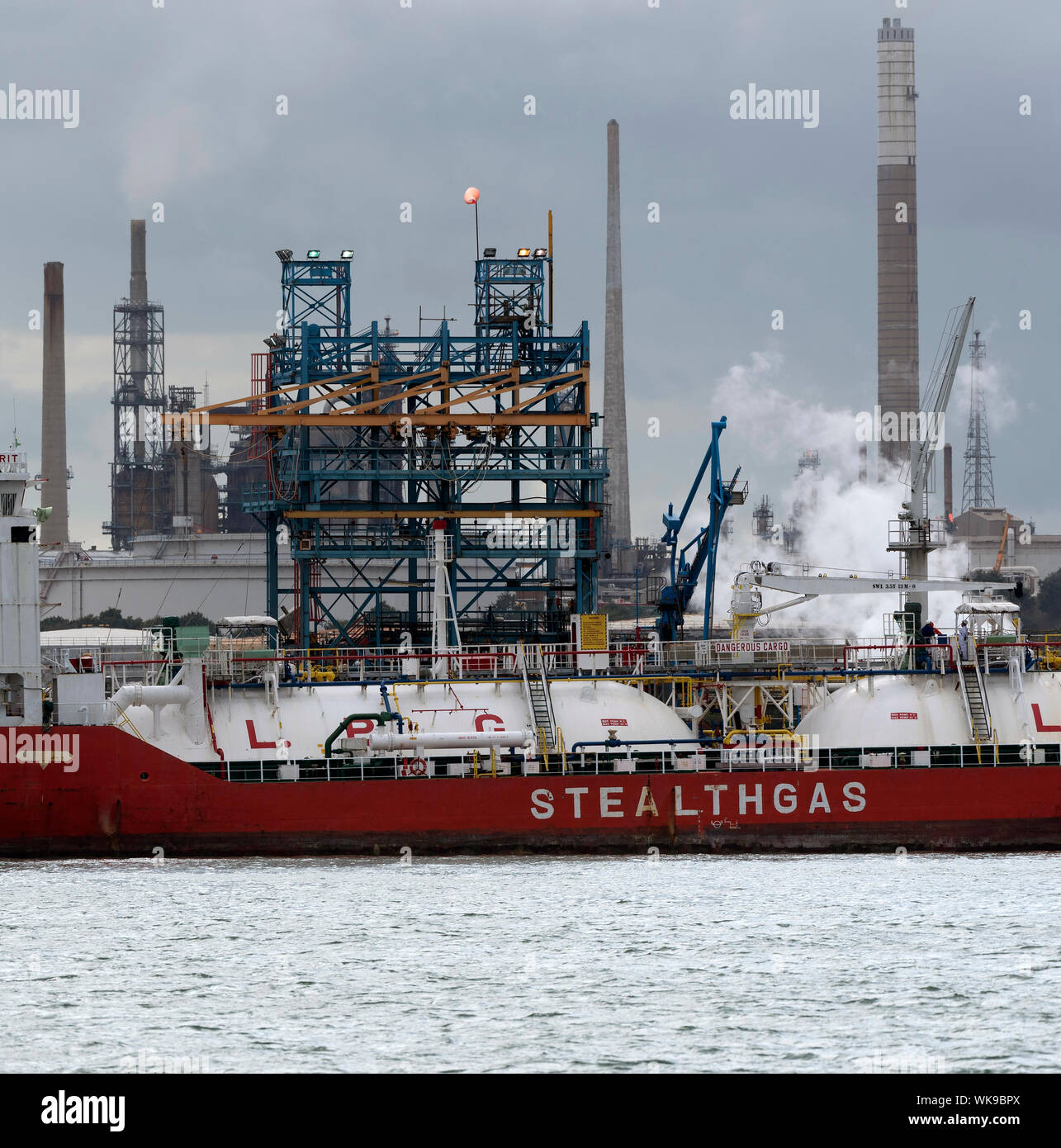 Southampton, Inghilterra, Regno Unito. Settembre 2019. Un gas liquido nave cisterna a fianco e diascharging carico alla raffineria Fawley su acqua di Southampton, Regno Unito Foto Stock