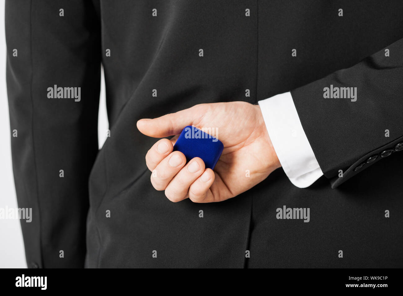 Uomo con confezione regalo in tuta Foto Stock