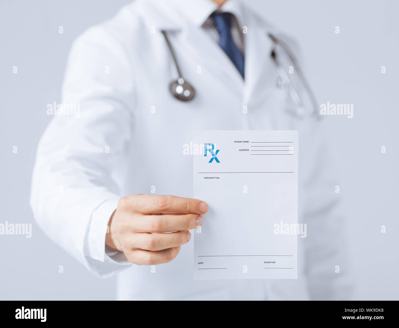 Close up medico maschio holding rx carta in mano Foto Stock