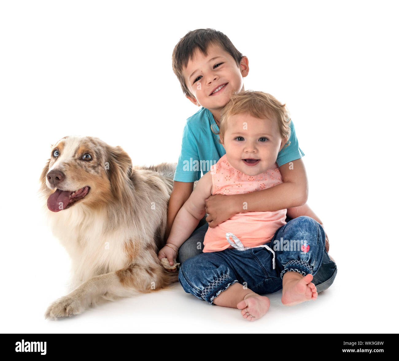 Bambini e cani in font di sfondo bianco Foto Stock