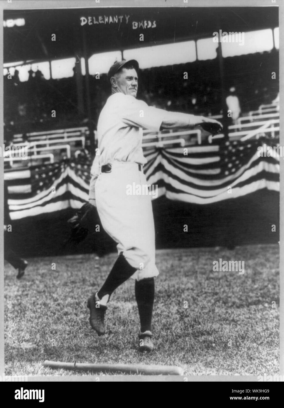 James Christopher Delahanty, baseball secondo baseman di intera lunghezza verticale, rivolto verso destra in uniforme della Brooklyn Fed, gettando il baseball Foto Stock