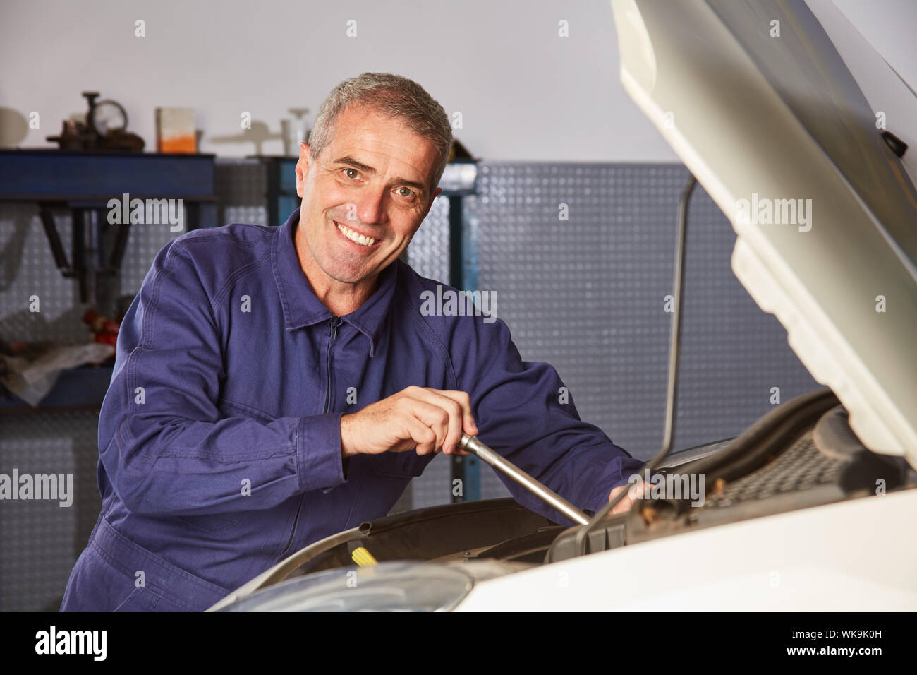 Automotive meccanico con esperienza nella riparazione di auto motore nel negozio di riparazioni auto Foto Stock