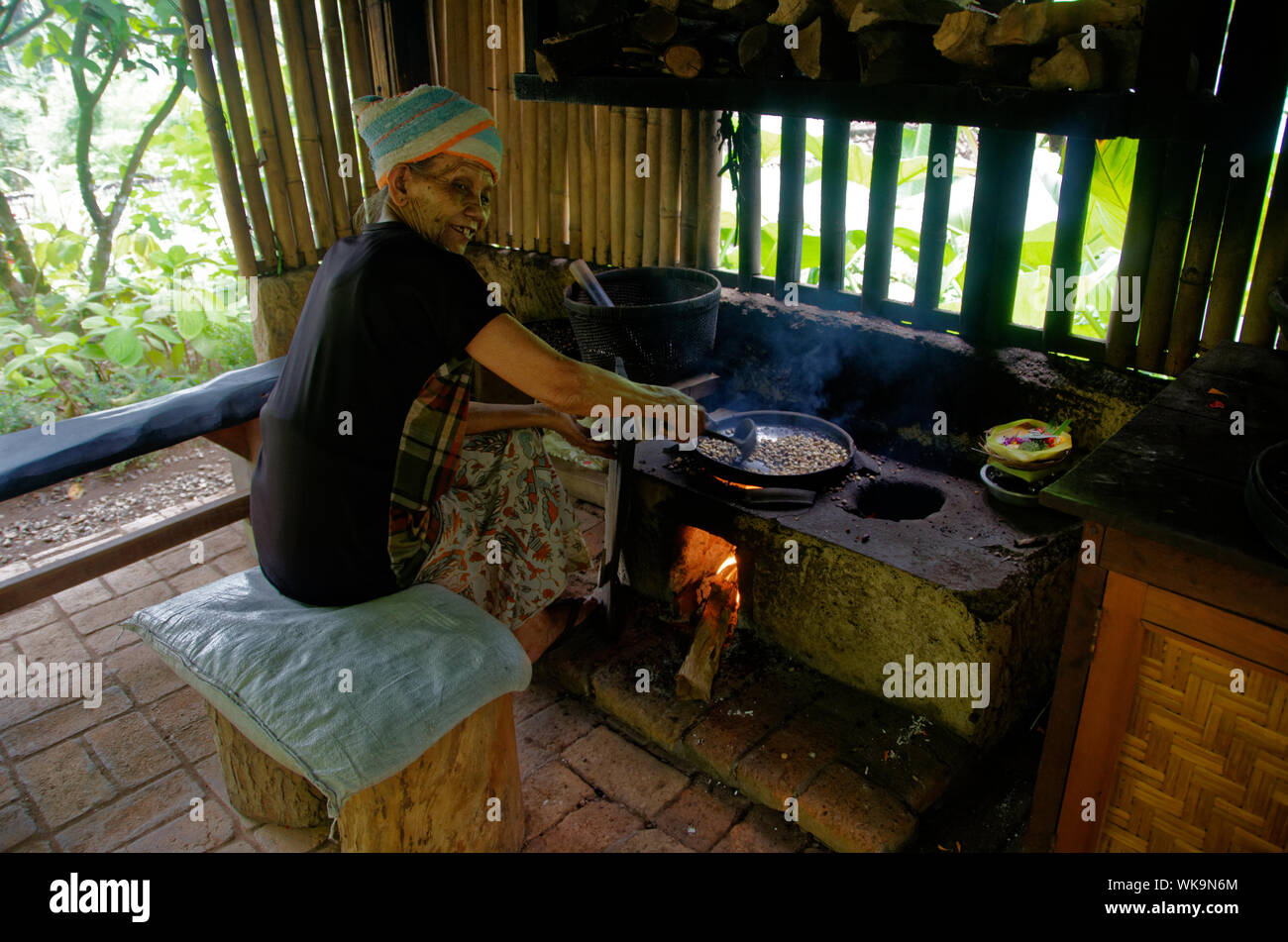 La donna indonesiana matura che dimostra la preparazione di caffè poo gatto vicino a Ubus, Bali, Indonesia Foto Stock