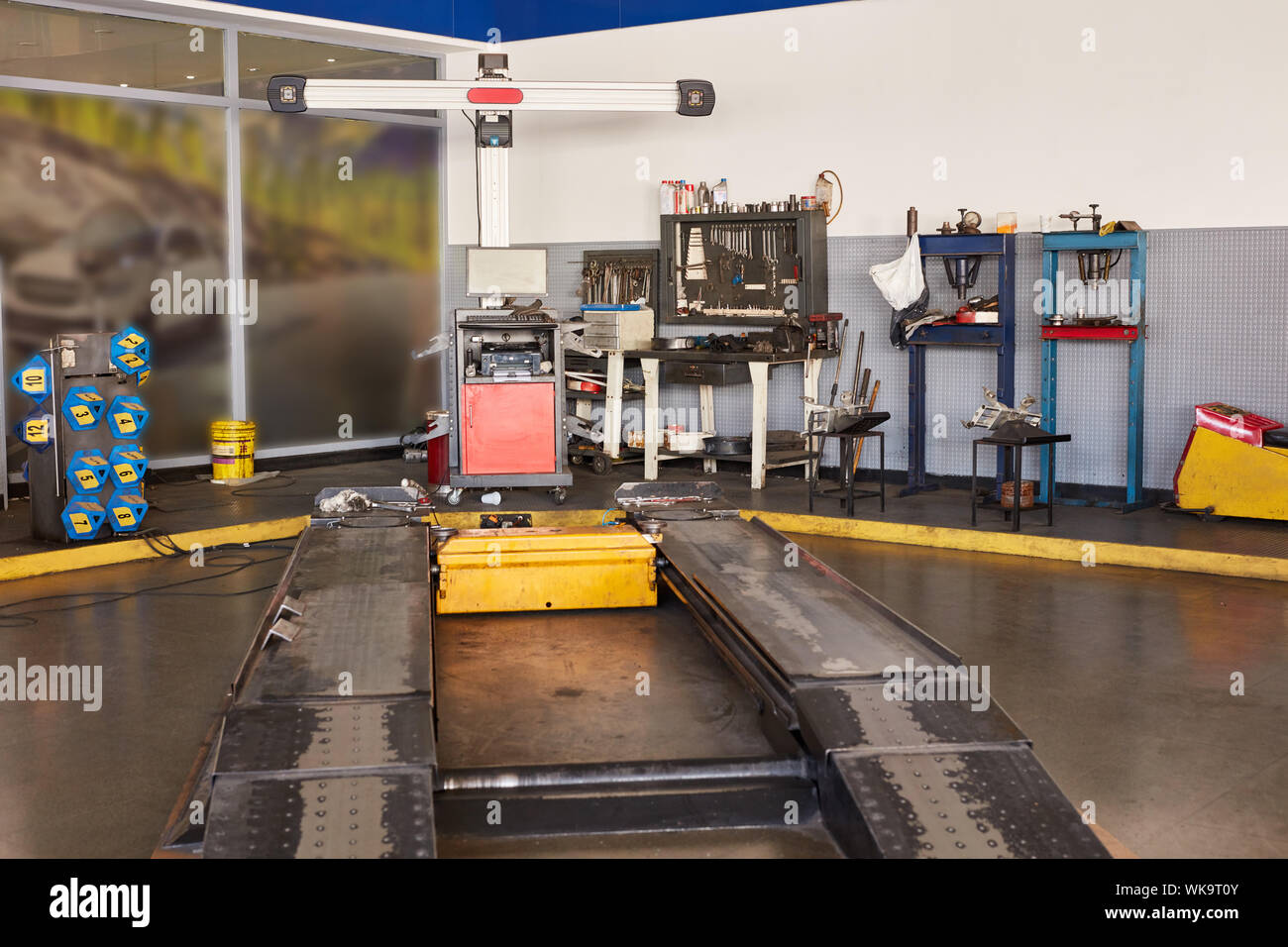 Piattaforma di sollevamento per l'ispezione principale e altre attrezzature in un workshop di auto Foto Stock