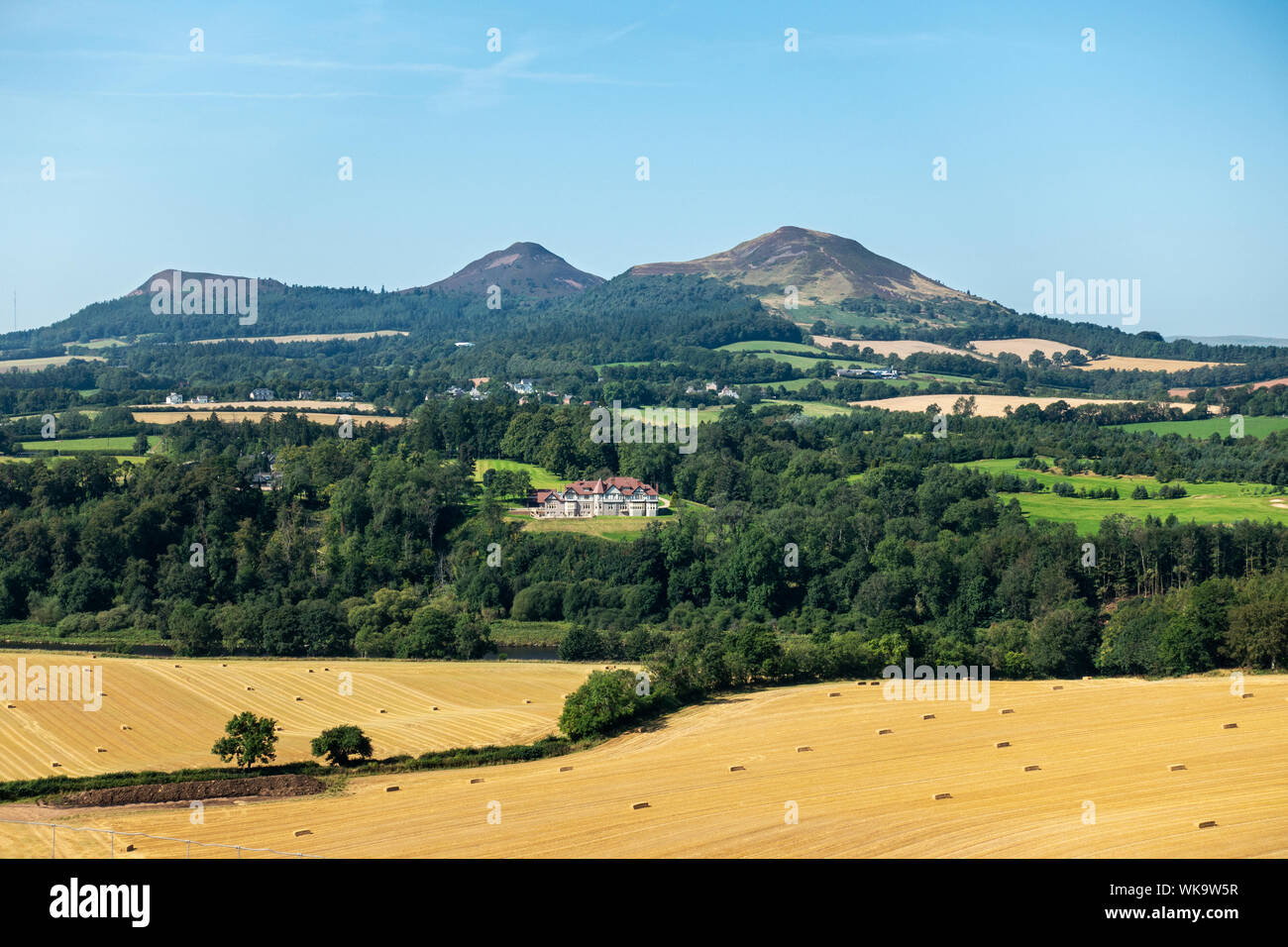 Vista guardando ad ovest attraverso il Tweed Valley verso il Eildon Hills, Scottish Borders, Scotland, Regno Unito Foto Stock