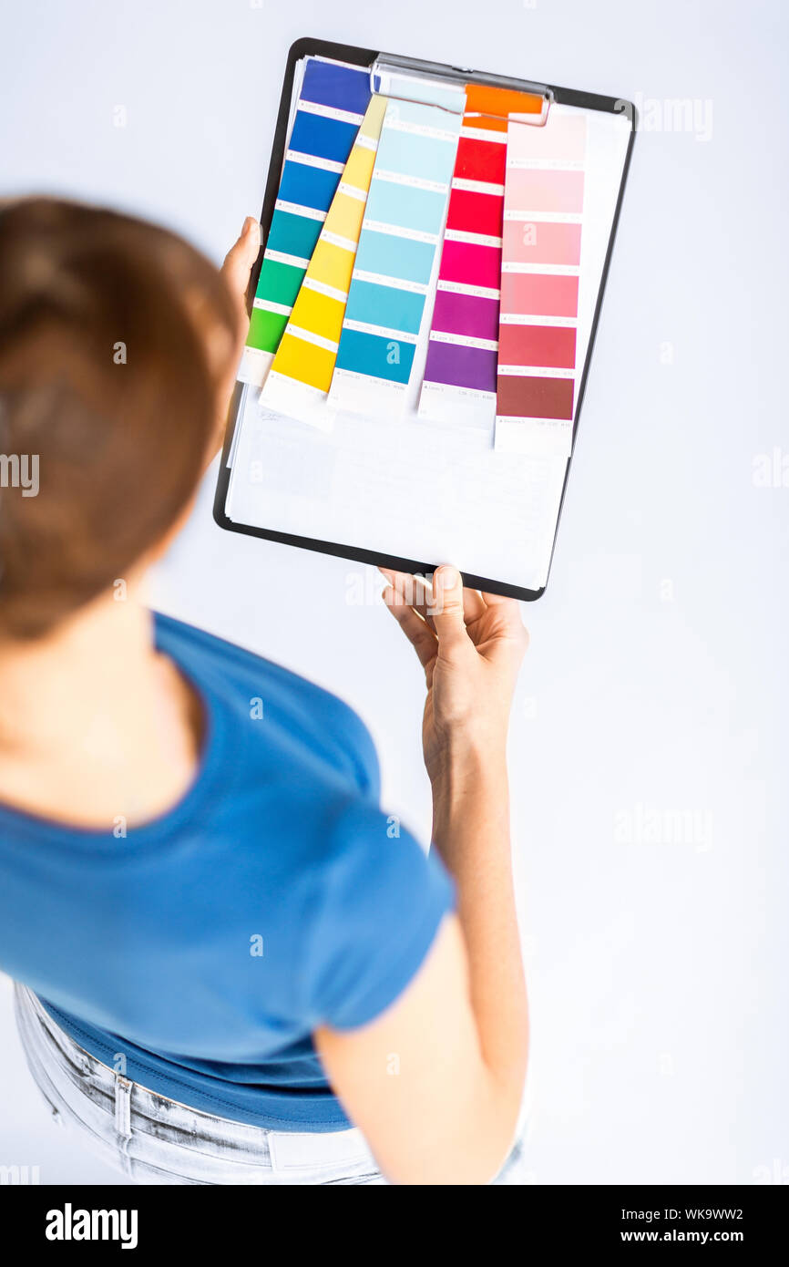 Il design degli interni e il concetto di rinnovamento - donna che lavorano con i campioni di colori per la selezione Foto Stock