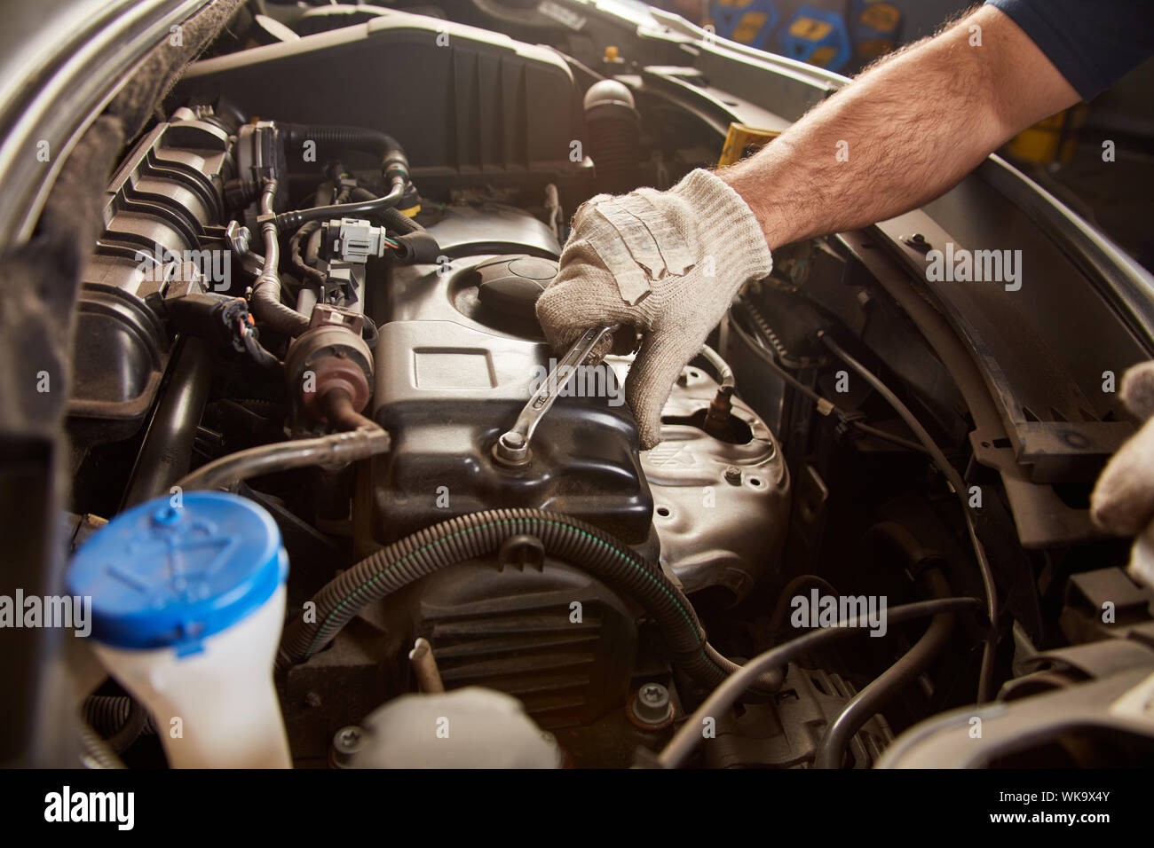 Mano del meccanico di automobili mentre il fissaggio auto a motore o nel corso di una ispezione Foto Stock