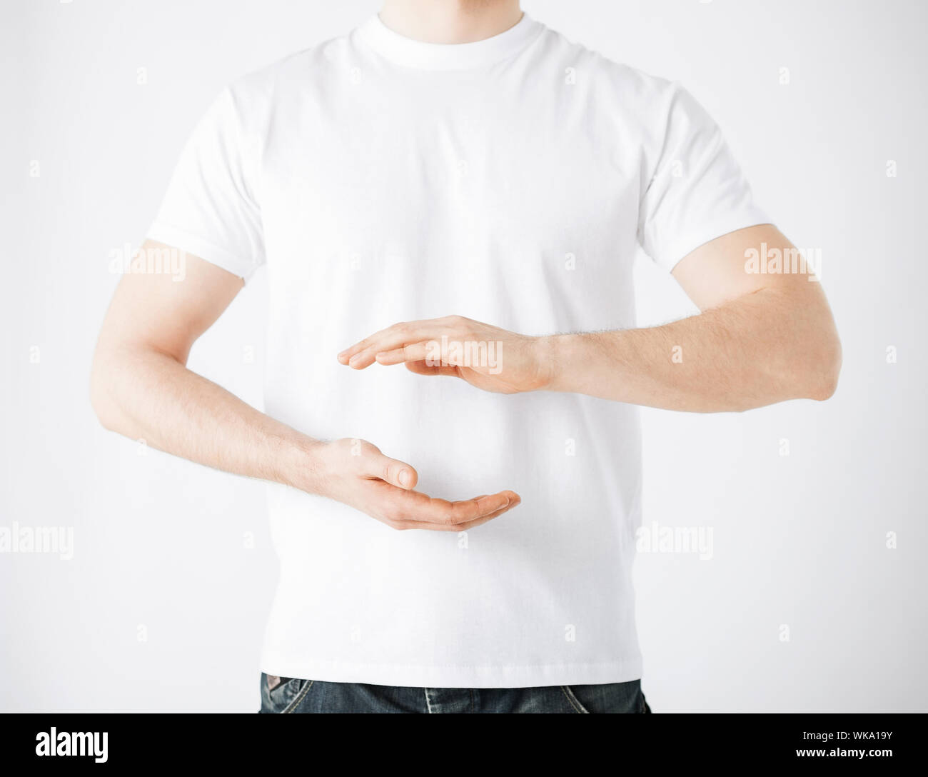 Mans mani mostrando qualcosa di Foto Stock