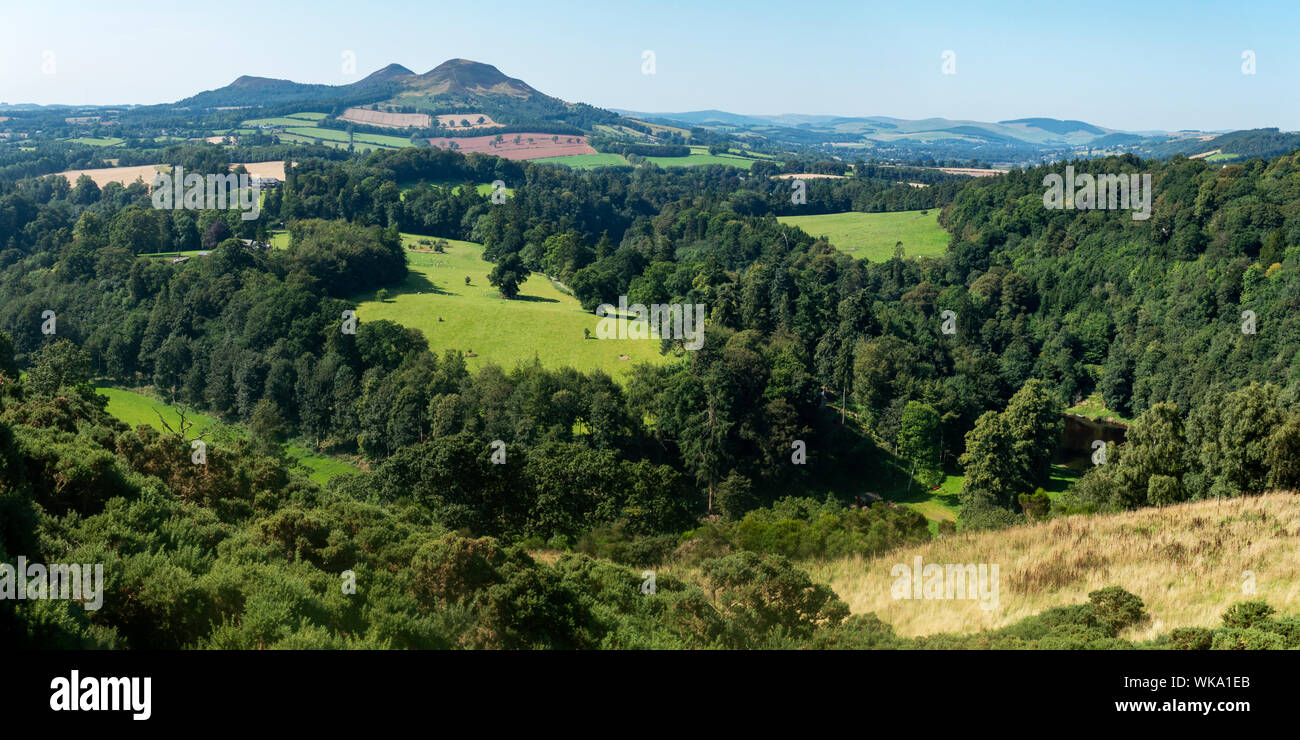 Vista panoramica sulla Valle di Tweeed verso i lontani Eildon Hills da Scott's vista sulla B6356, Scottish Borders, Scotland, Regno Unito Foto Stock