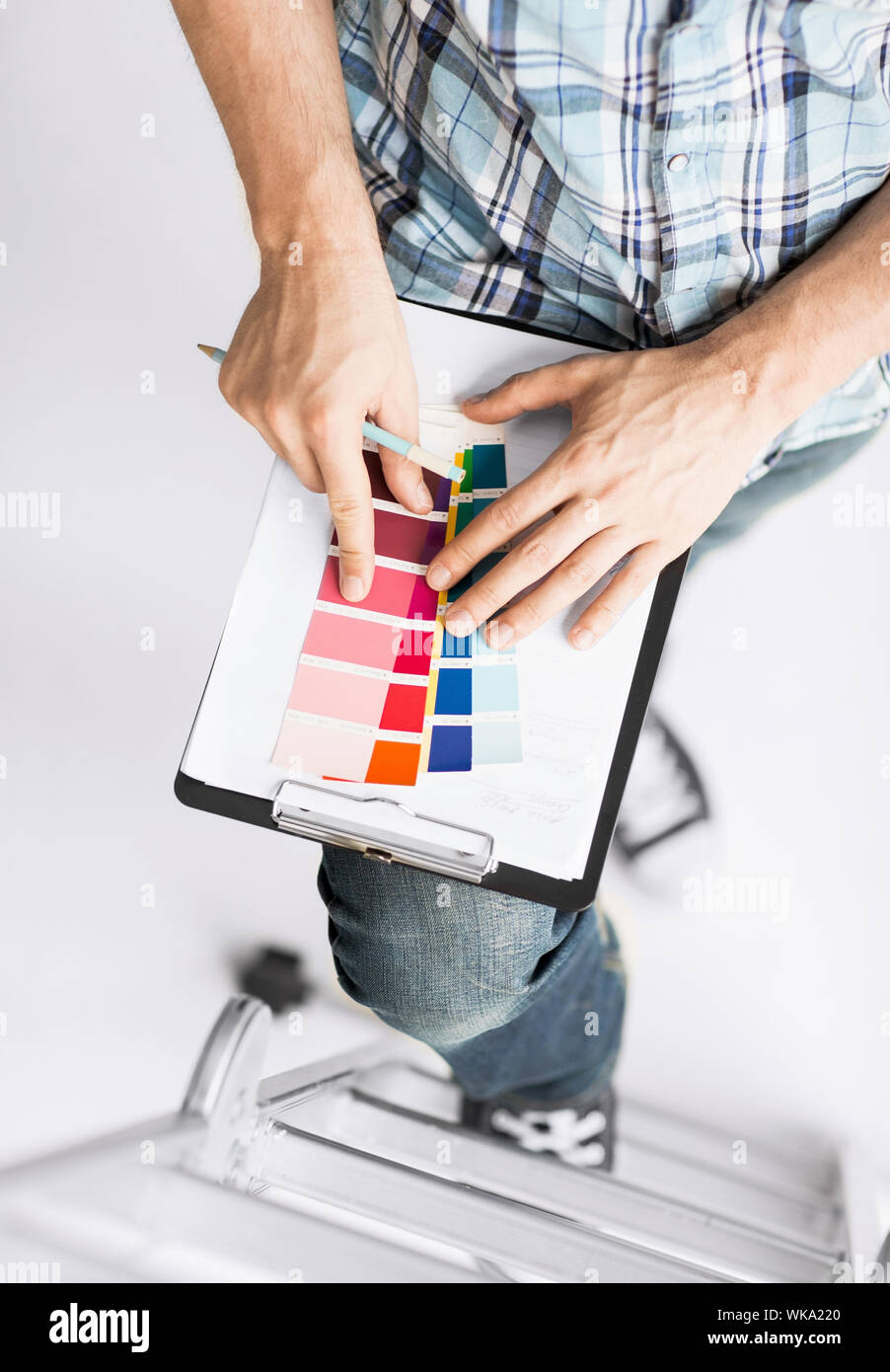 Uomo con i campioni di colori per la selezione Foto Stock