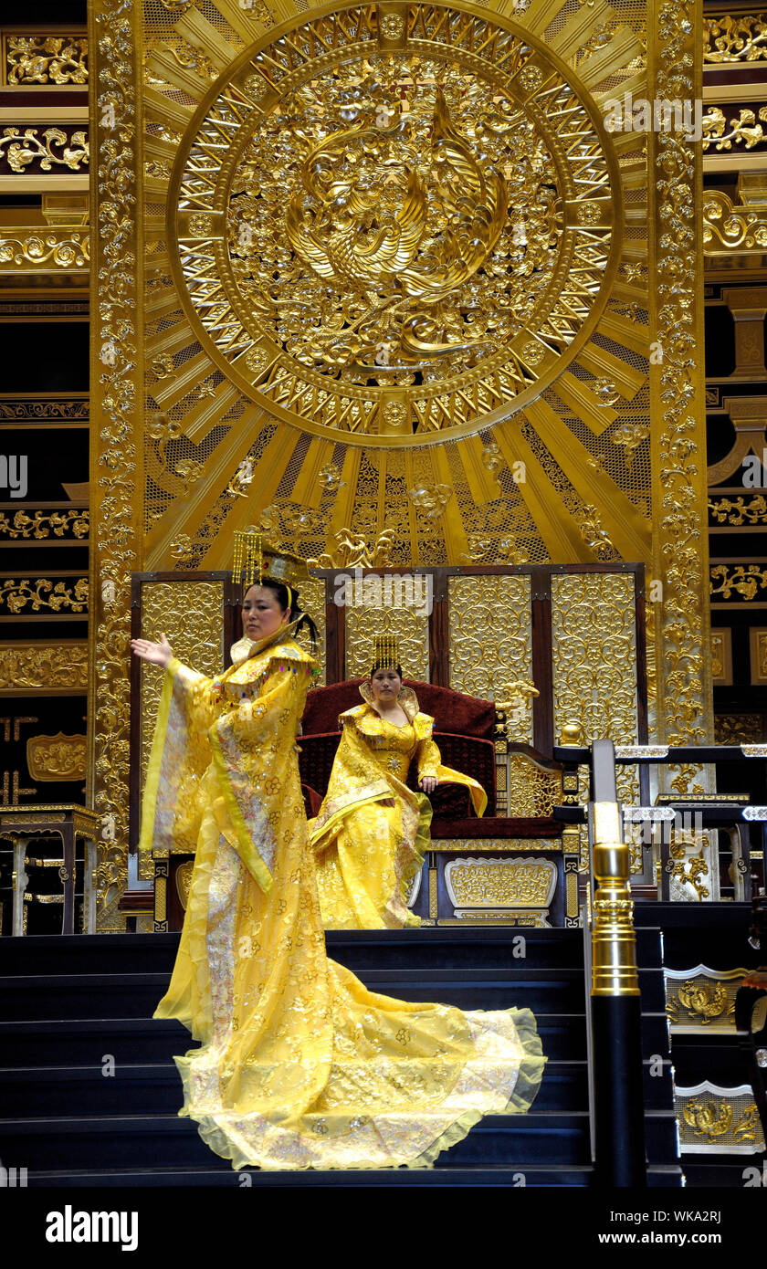 Escursionisti indossando il tradizionale abito in seta pone all' interno del palazzo sul trono del Sui e la Dinastia Tang in Louyang, Propvince Henan in Cina. Fotografia: così Foto Stock