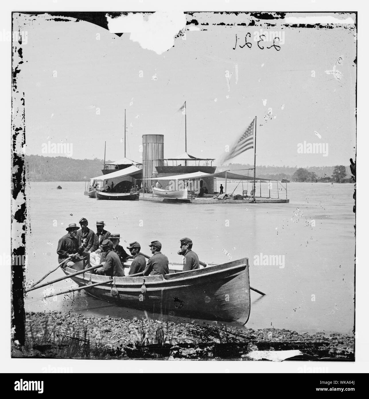 James River, Va. monitorare il Museo della Portaerei U.S.S. Onondaga; i soldati in canotto in primo piano astratto: Selezionato Guerra civile fotografie, 1861-1865 Foto Stock