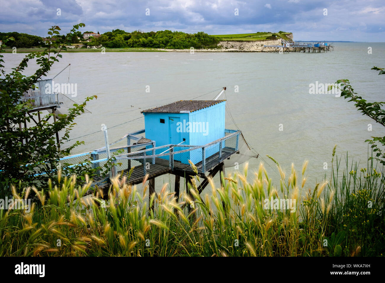 Talmont sur Gironde (sud-ovest della Francia): la piazza rete da pesca capanne sull'estuario della Gironda, Talmont sur Gironde Foto Stock